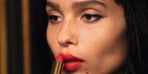 Read more about the article Zoe Kravitz Is Still ﻿Wearing Red Lipstick in Quarantine