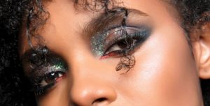 Read more about the article 17 Holiday Eyeshadow Palettes to Keep the Season Merry and