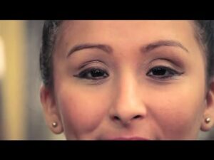 Read more about the article How to Do Winged Makeup : Makeup & Beauty Advice