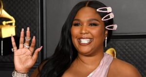 Read more about the article The Glisten on Lizzo’s Pink Marble Manicure Would Make Even