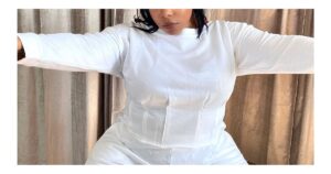 Read more about the article The Corset Sweater Is the Knitwear Trend You Never Saw