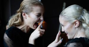 Read more about the article Coffin Nails Are a Spooky-Chic Trend That Only Look Hard