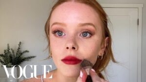 Read more about the article Abigail Cowen’s Effortless Red Lip & Guide to Red Haired