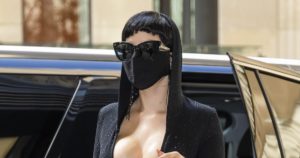 Read more about the article Halsey’s Extreme Plunging Dress Is How You Mix Sexy and