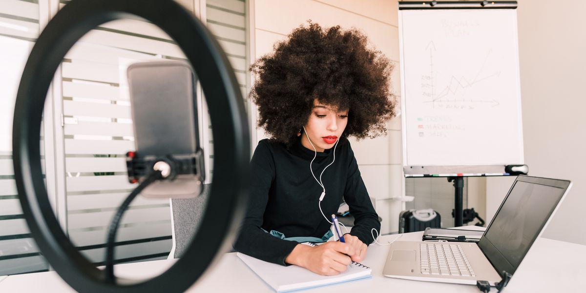 You are currently viewing These 12 Ring Lights Will Up Your Selfie Game