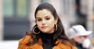 Read more about the article Selena Gomez’s Red Holiday Manicure Comes With an Edgy, Slightly