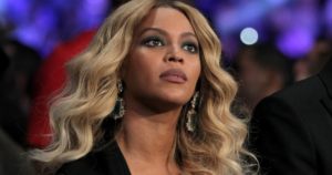 Read more about the article Beyoncé’s Black Velvet Gown Took 10 Days to Make, and