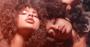 Read more about the article 16 Trusted Shampoos People With Curly Hair Swear By