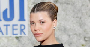 Read more about the article The 9 Chicest Amazon Earrings — Including a Dupe for