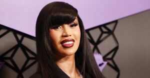 Read more about the article Cardi B Accessorized Her Pearl Fringe Gown With a Live