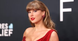 Read more about the article Taylor Swift’s Casual Engagement Dress Is Just as Viral as