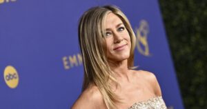 Read more about the article Jennifer Aniston’s New “Curve Cut” Is a Modern Take on