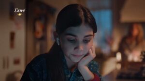 Read more about the article Toxic Beauty Advice Harms Girls’ Esteem 30s