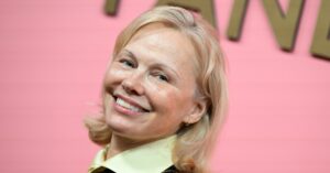 Read more about the article Pamela Anderson Proves Copper Hair Is the Color of the