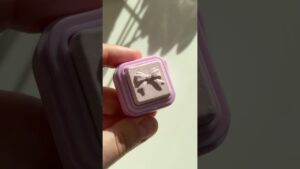 Read more about the article Bow Glow Activated FaBOWlous Highlighter Review #beautyshorts #makeup #beauty #swatches