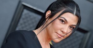 Read more about the article Kourtney Kardashian’s “Birkin Bangs” Are the Ultimate Fall Cut