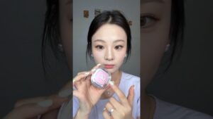 Read more about the article Best Makeup Hacks 2025