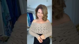 Read more about the article Шарф с рукавами — 3 способа носить..#irenebutsch #fashion #scarf #fashiontricks