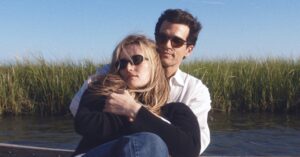 Read more about the article Carolyn Bessette’s Lipstick and Other Behind-the-Scenes Details From “Love Story”