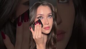 Read more about the article This Charlotte Tilbury sparkle is giving holiday magic #makeup #makeuptutorial