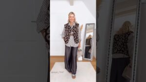 Read more about the article Elegant Scarf Hack for Women 50+ #fashiontips #50sstyle #fashion #style