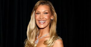 Read more about the article Bella Hadid’s Honey Blond Hair Is the Perfect Summer-to-Fall Shade