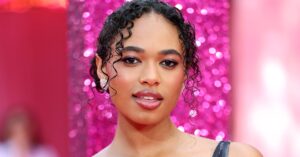 Read more about the article “Elle” Star Chandler Kinney Talks ‘90s Makeup Trends and Self-Care