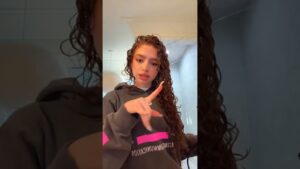 Read more about the article DEMITRA KALOGERAS CURLY HAIR TUTORIAL #curlyhair #curls #kalogerasisters #demitrakalogeras